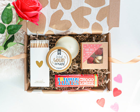 Valentijnscadeau door de brievenbus met geurkaars je bent goud waard en lucifers met goud hartje