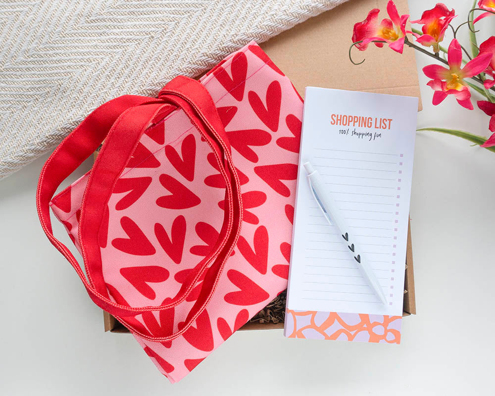 Valentijnscadeau door de brievenbus met canvas tas rode hartjes, shoppinglist en witte pen