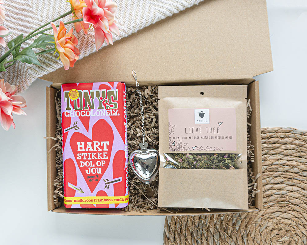 Valentijnscadeau door de brievenbus met feestelijke thee, Tony’s chocolade en hartjes thee-ei