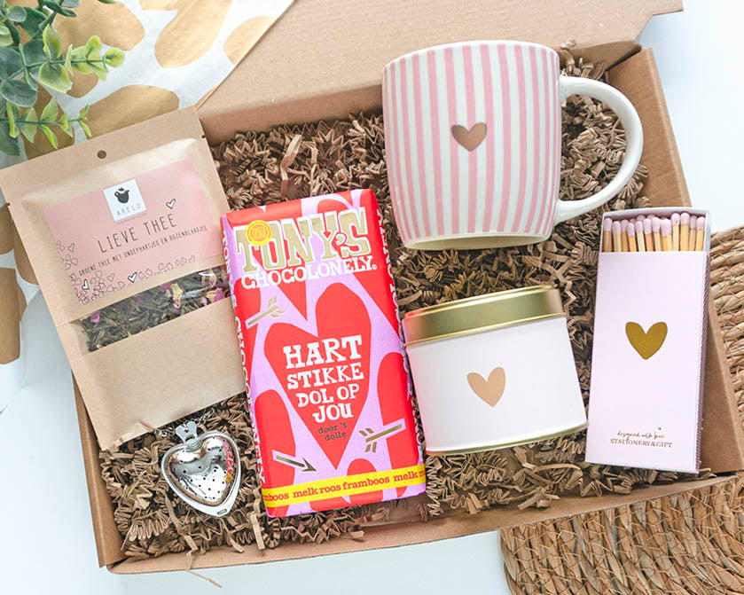 Valentijnscadeau cadeaupakket voor je vriendin met feestelijke thee en roze mok
