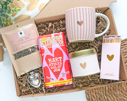 Valentijnscadeau cadeaupakket voor je vriendin met feestelijke thee en roze mok