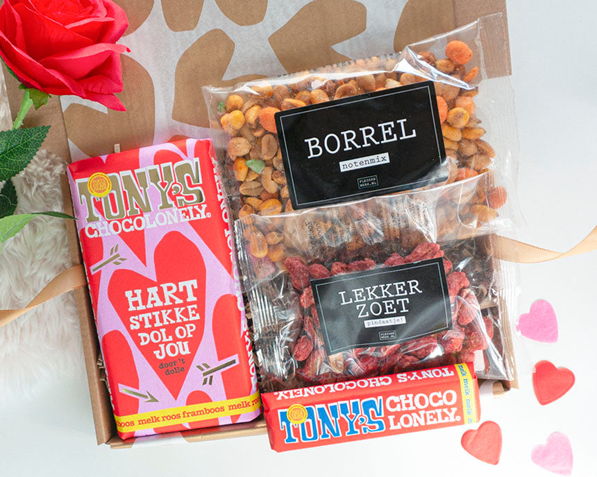 Valentijnscadeau door de brievenbus met suikerpinda’s lekker zoet en Tiny Tony melk 50 gram