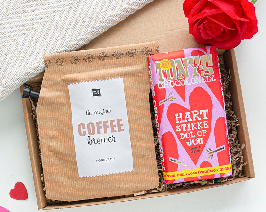 Tony Chocolonely Hartstikke Dol Op Jou met goudfolie als Valentijnscadeau brievenbus