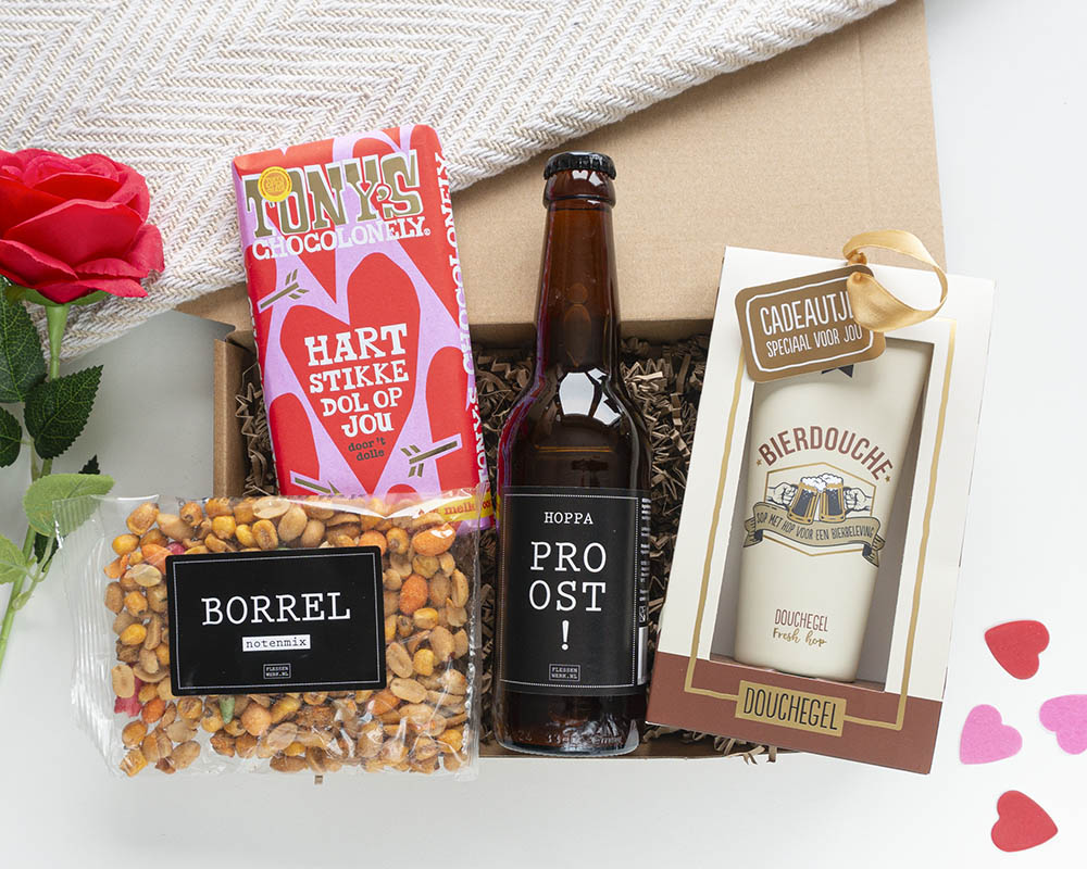 Valentijnscadeau voor hem cadeaupakket met bier, borrelnoten, bierdouche douchegel en Tony’s chocolade