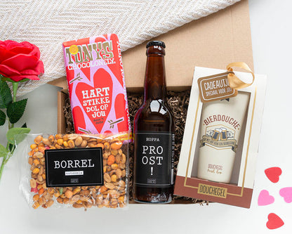 Valentijnscadeau voor hem cadeaupakket met bier, borrelnoten, bierdouche douchegel en Tony’s chocolade
