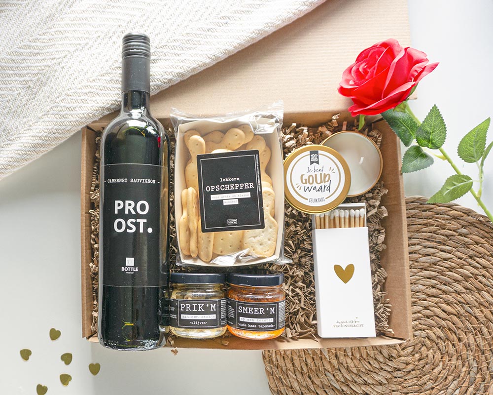 Valentijnscadeaus voor hem met verschillende originele cadeaus voor mannen, liefdevol samengesteld door Postkadoos