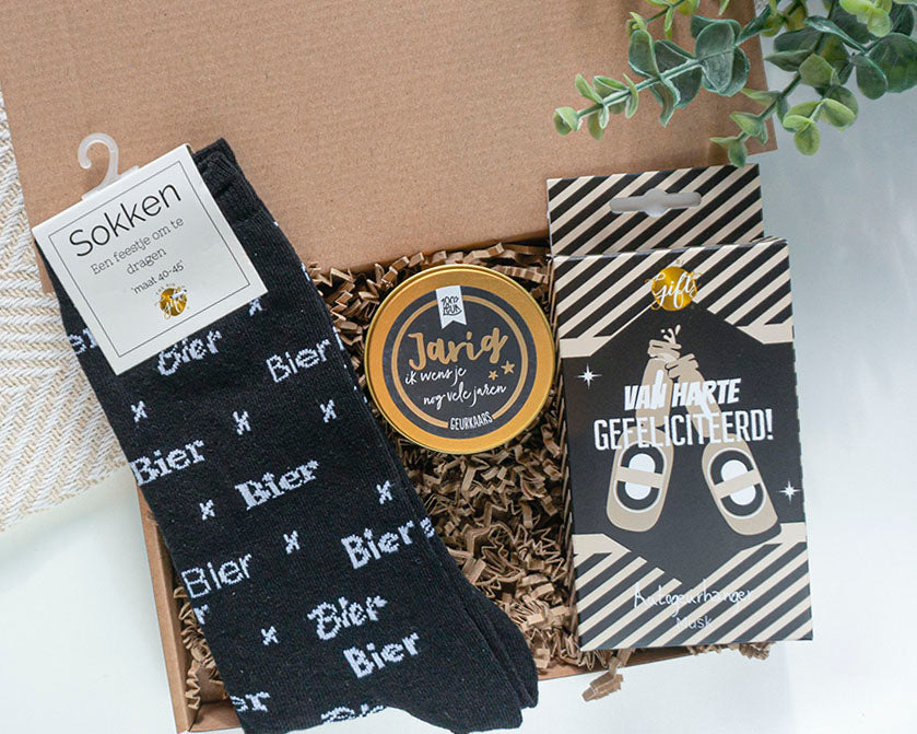 Verjaardagscadeau voor hem door de brievenbus met kaars jarig ik wens je nog vele jaren en autogeurhanger met proostende flesjes