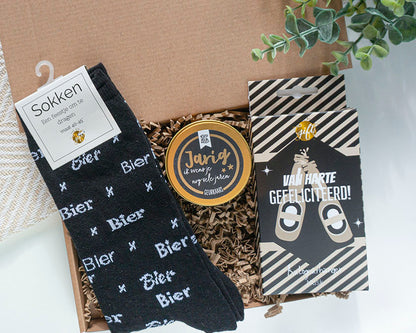 Verjaardagscadeau voor hem door de brievenbus met kaars jarig ik wens je nog vele jaren en autogeurhanger met proostende flesjes