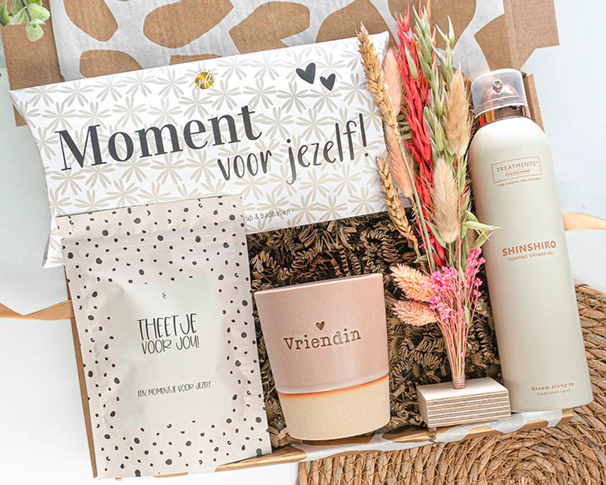Verwenpakket met Treatments Shinshiro foaming shower gel, thee theetje voor jou en droogbloemen op standaard