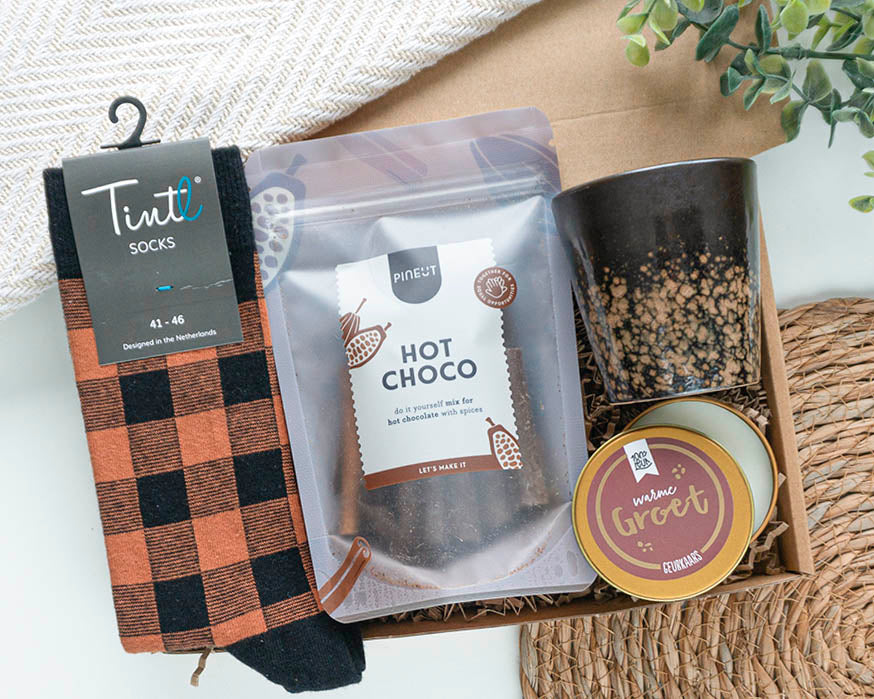 Luxe warm cadeaupakket voor hem met sokken naar keuze maat 41-46 en hot choco van Pineut