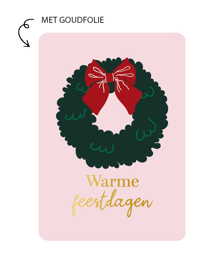 Roze kerstkaart met groene kerstkrans, rode strik en goudfolie tekst Warme feestdagen