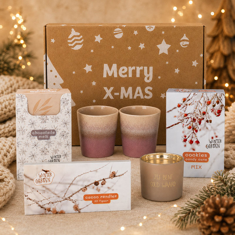 Inhoud Kerstpakket Choco & Sfeer met mokken, chocoladelekkernijen en kaars