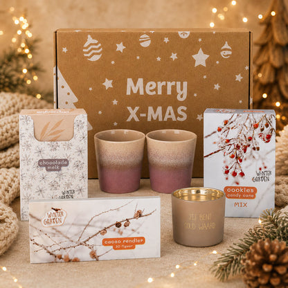 Inhoud Kerstpakket Choco & Sfeer met mokken, chocoladelekkernijen en kaars