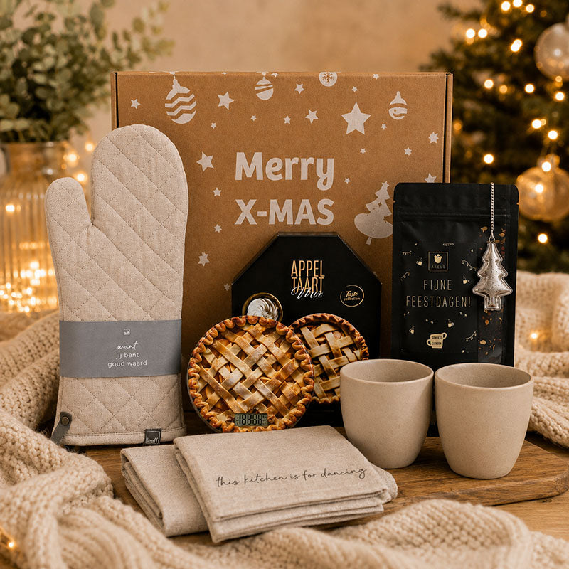 Inhoud Kerstpakket Taart & Thee met twee mokken, thee, appeltaartmix en keukenaccessoires
