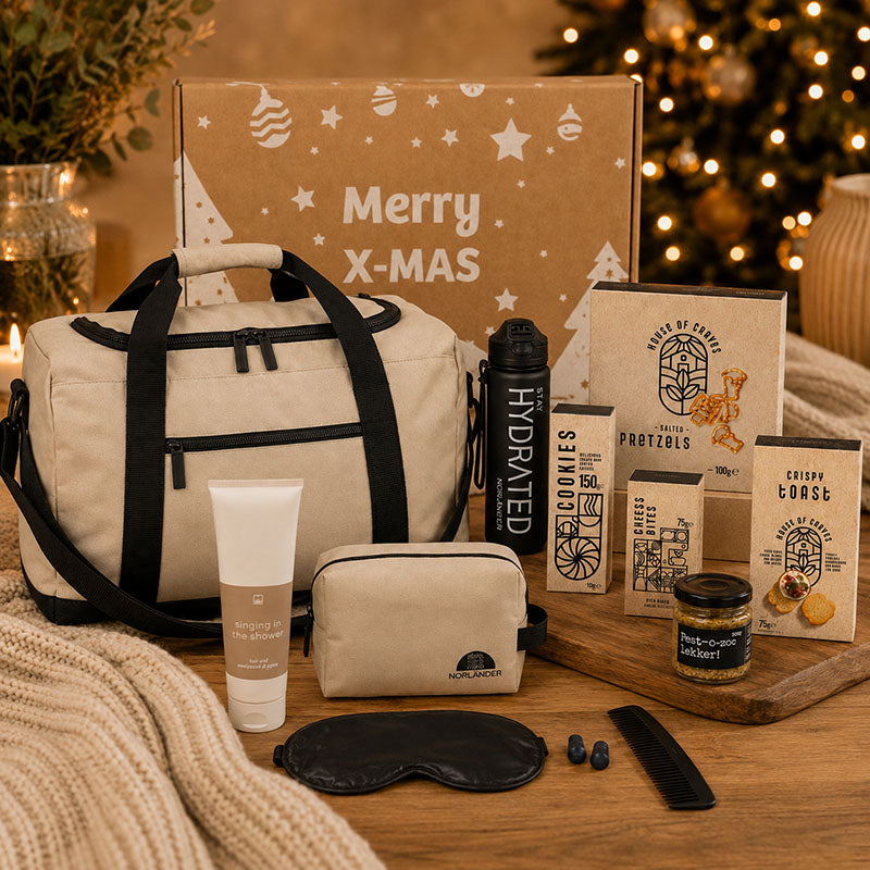 Sfeerfoto kerstpakket Travel & Treats met reisaccessoires en lekkernijen