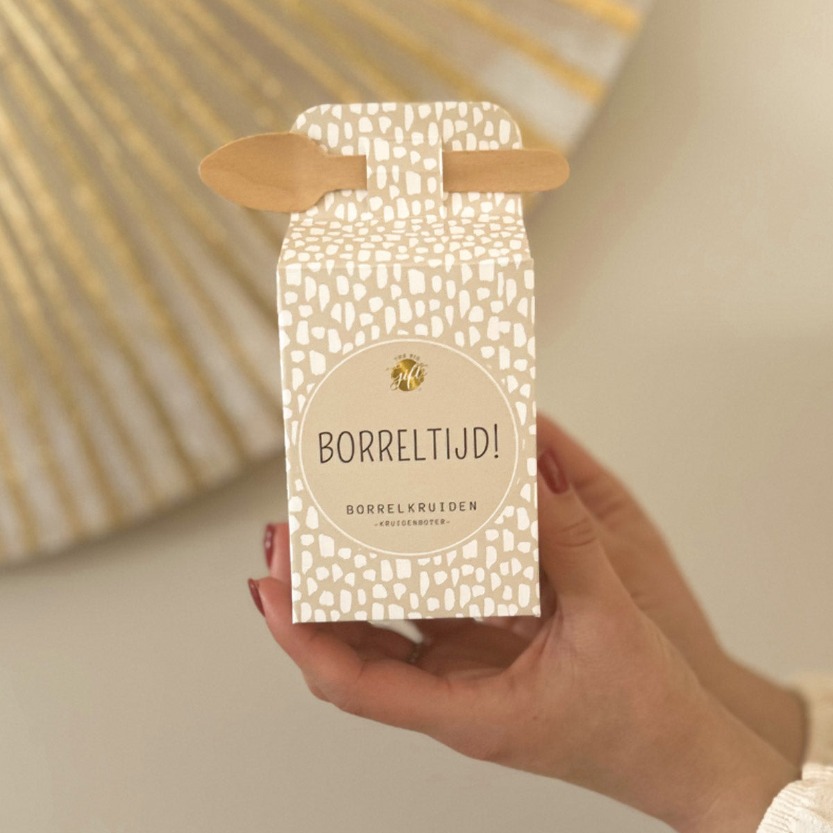 Kruidenboter kruiden borrelhapjes met doosje Borreltijd en houten lepeltje