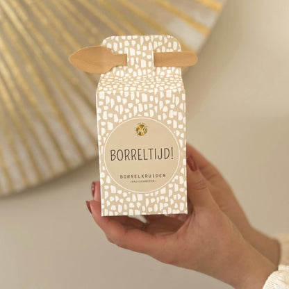 Kruidenboter kruiden borrelhapjes met doosje Borreltijd en houten lepeltje