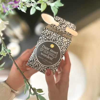 Zelf pesto maken met pestokruiden in doosje daar moet op geborreld worden